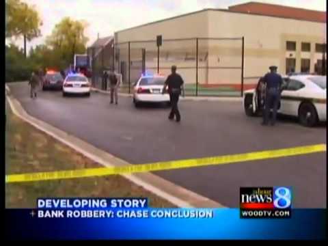 Suspects caught after robbery chase - YouTube