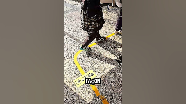 Sa façon de descendre les escaliers est complètement folle !! 😱 #insolite #incroyable #talent