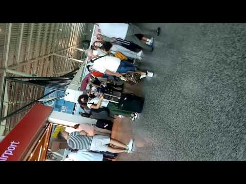 فرع فوادافون داخل مطار البانيا     