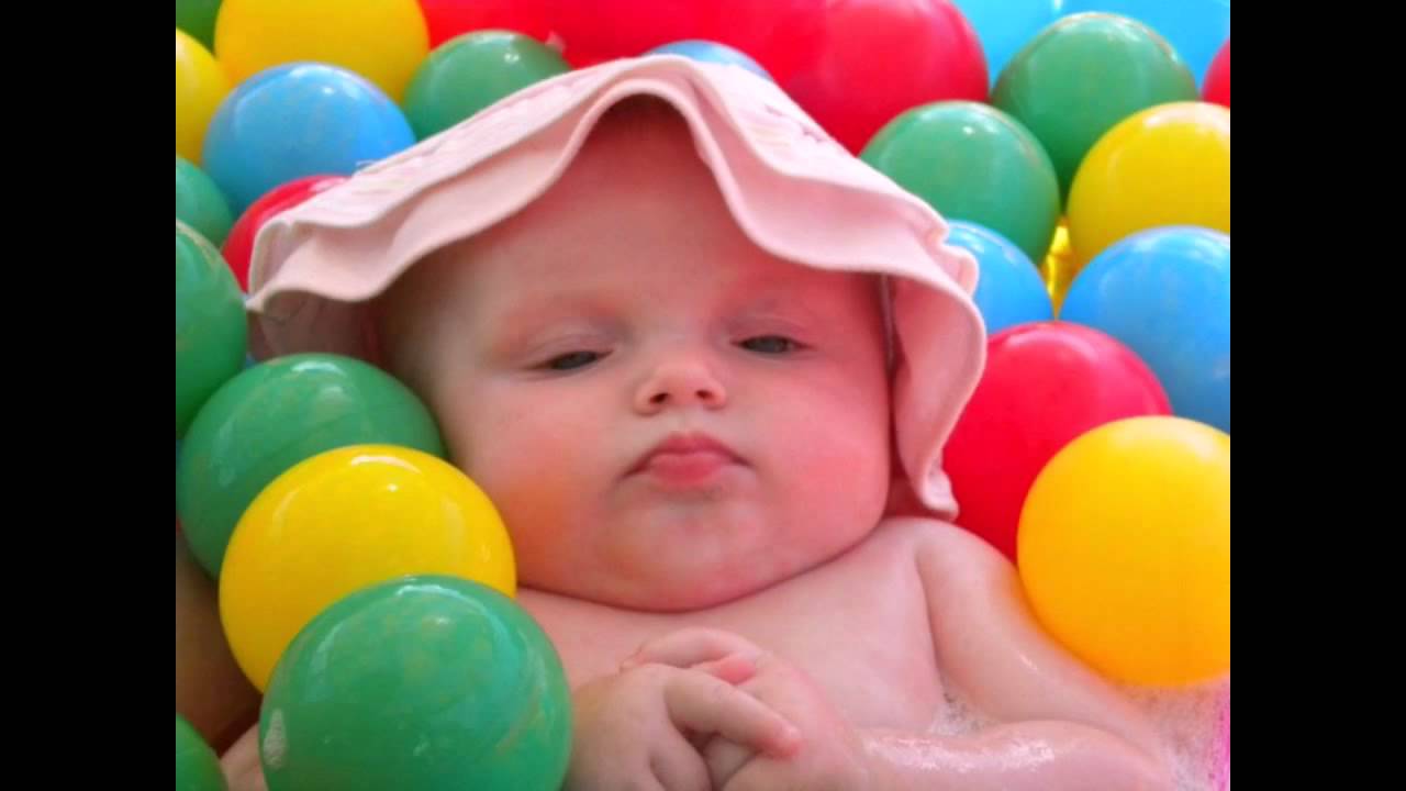 my little lady muck sunning it up in the swimming pool in Pummelvision