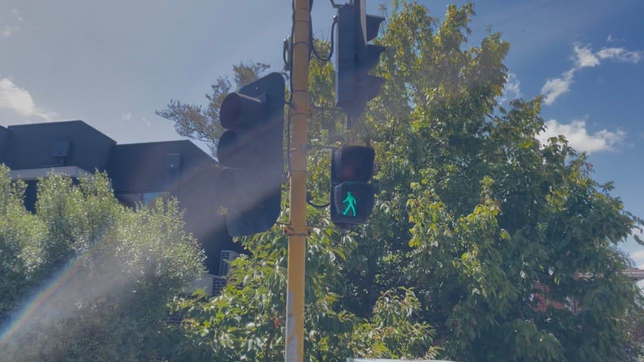Aldridge LED traffic lights @ Doncaster Rd, Balwyn North (near Walnut Rd)