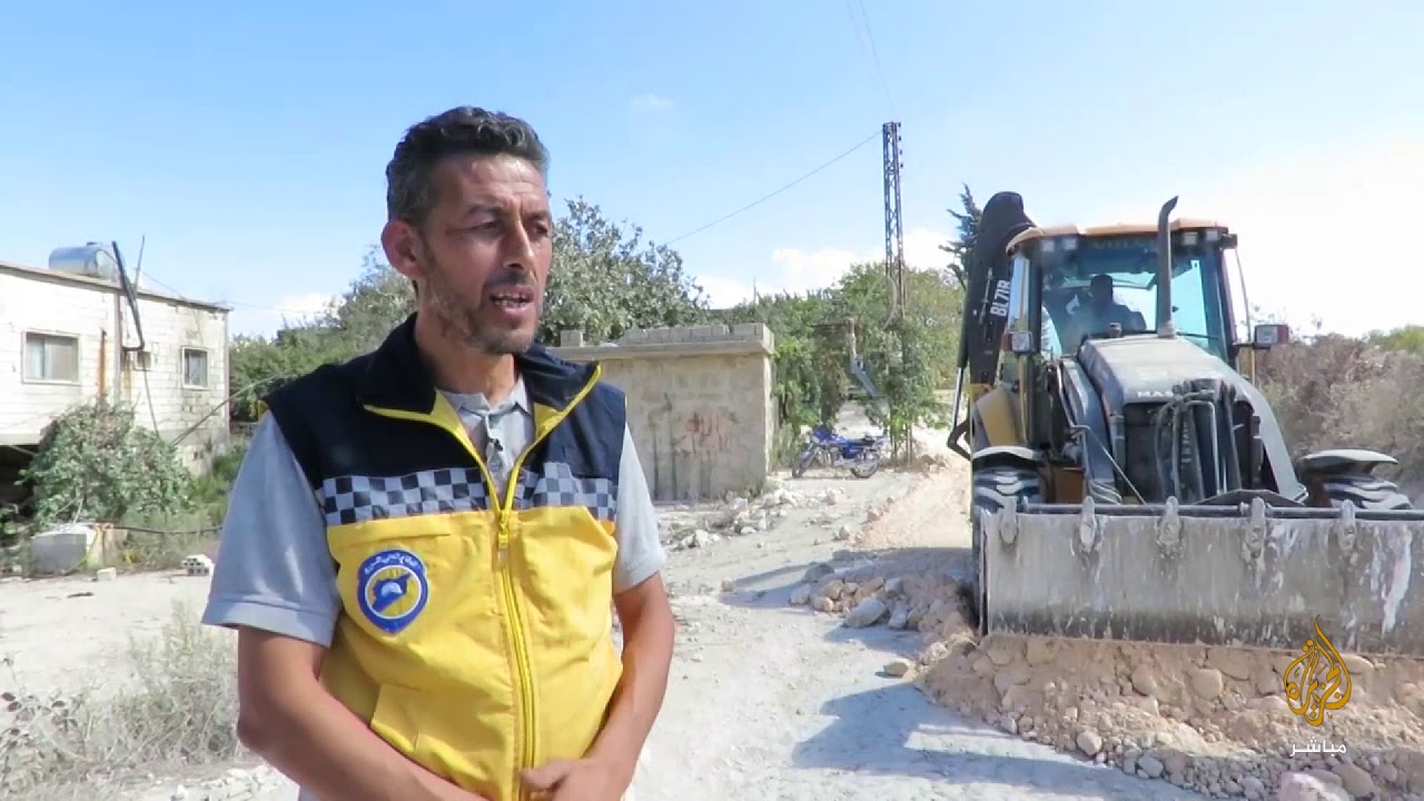 الدفاع المدني يطلق حملة إصلاح الطريق الوحيد الواصل بين مخيمات ريف اللاذقية