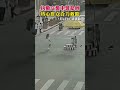 这一倒让人心疼…#致敬 #中暑 #This is distressed paying tribute to heat stroke