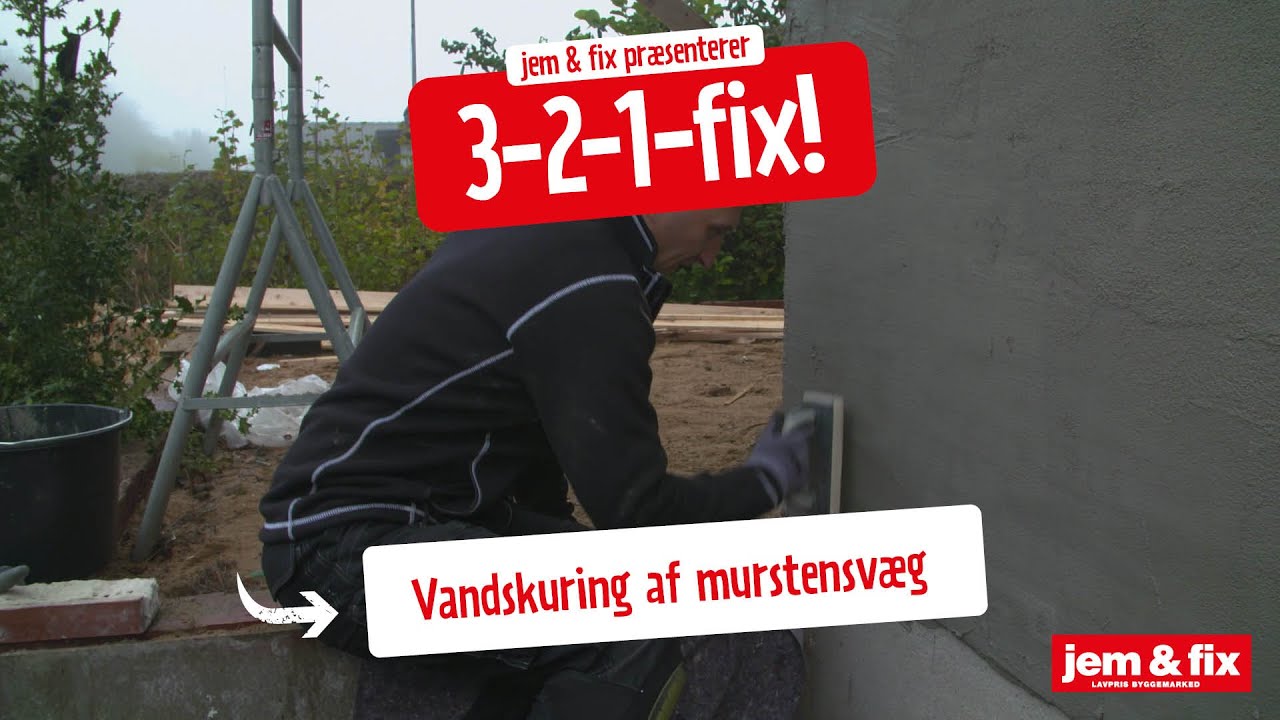 Vandskuring (filtsning) og pudsning af husets vægge udendørs. lær ... Vandskuret hus