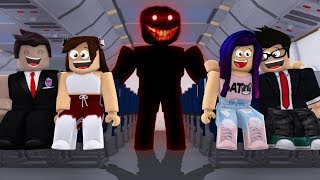 UN MONSTRUO ATACA AL TEAM EN UN AVIÓN DE ROBLOX!!