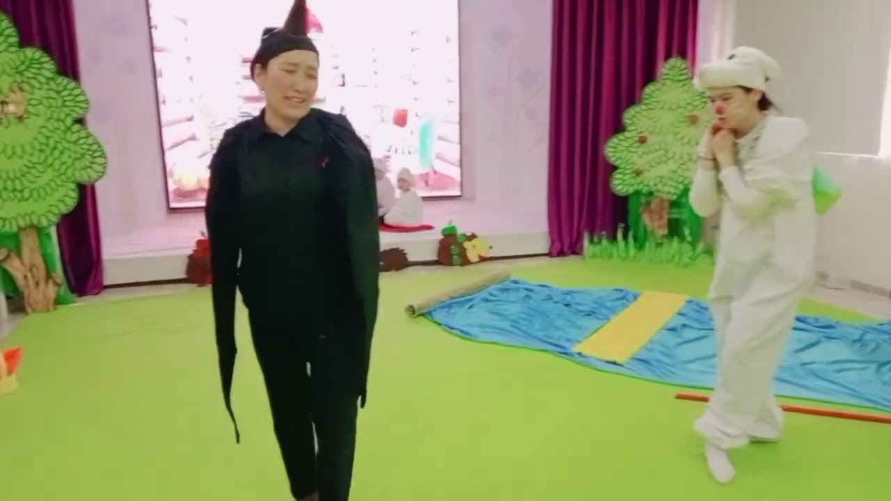 «Бір қап алма» ертегісін педагогтердің тәрбиеленушілерге сахналауы.