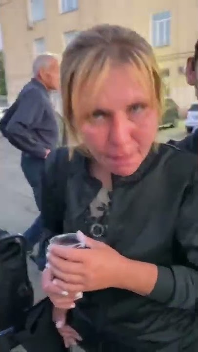 Раздала вещи для нуждающихся - YouTube
