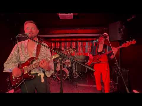 Stay par les Suffragette City Bowie Tribute Band