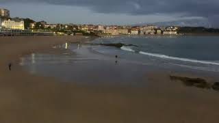 Así se despierta Santander. Un Cantábrico más tranquilo, una playa más planchada