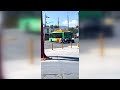 Captan a usuarios empujando ruta urbana en Monterrey