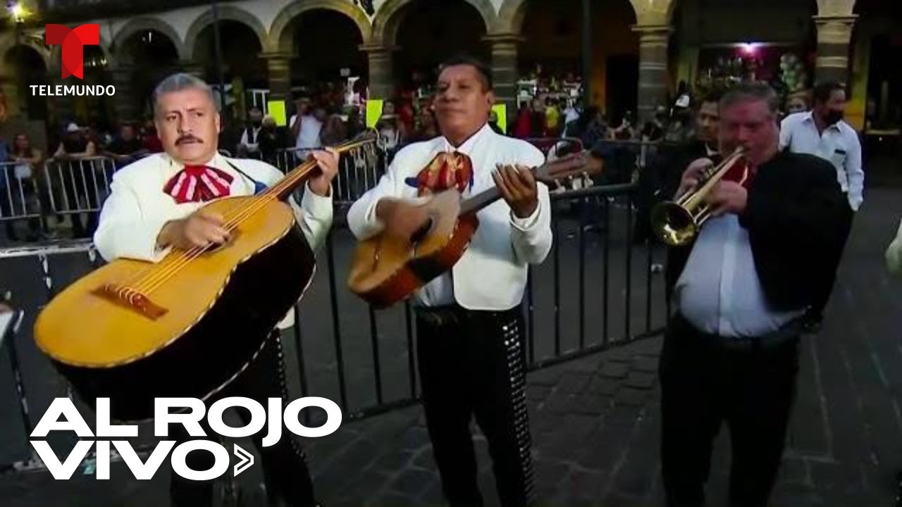 Fans se congregan en la Plaza de los Mariachis para despedirse de Vicente Fernández