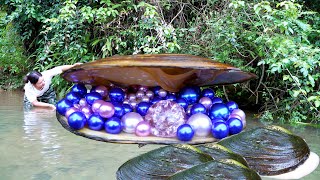 How lucky! The girl pried open a giant mussel and obtained countless charming purple and pink pearls