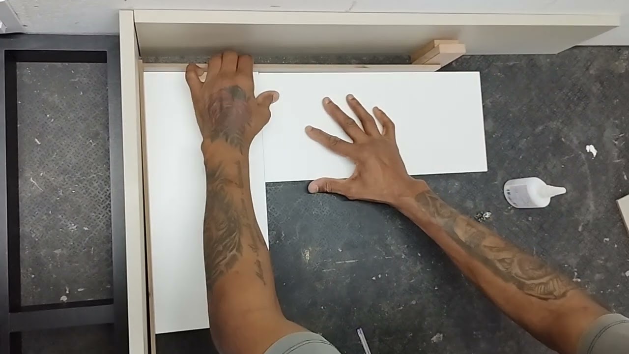 como fazer UM AJUSTE DE UM CANTO 90 GRAU DE UM ARMÁRIO PARTE AÉREO PARA NÃO SOFRER EM OBRA.