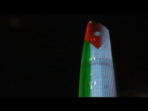 فيديو: إضاءة احتفالية في مدينة كبيرة
