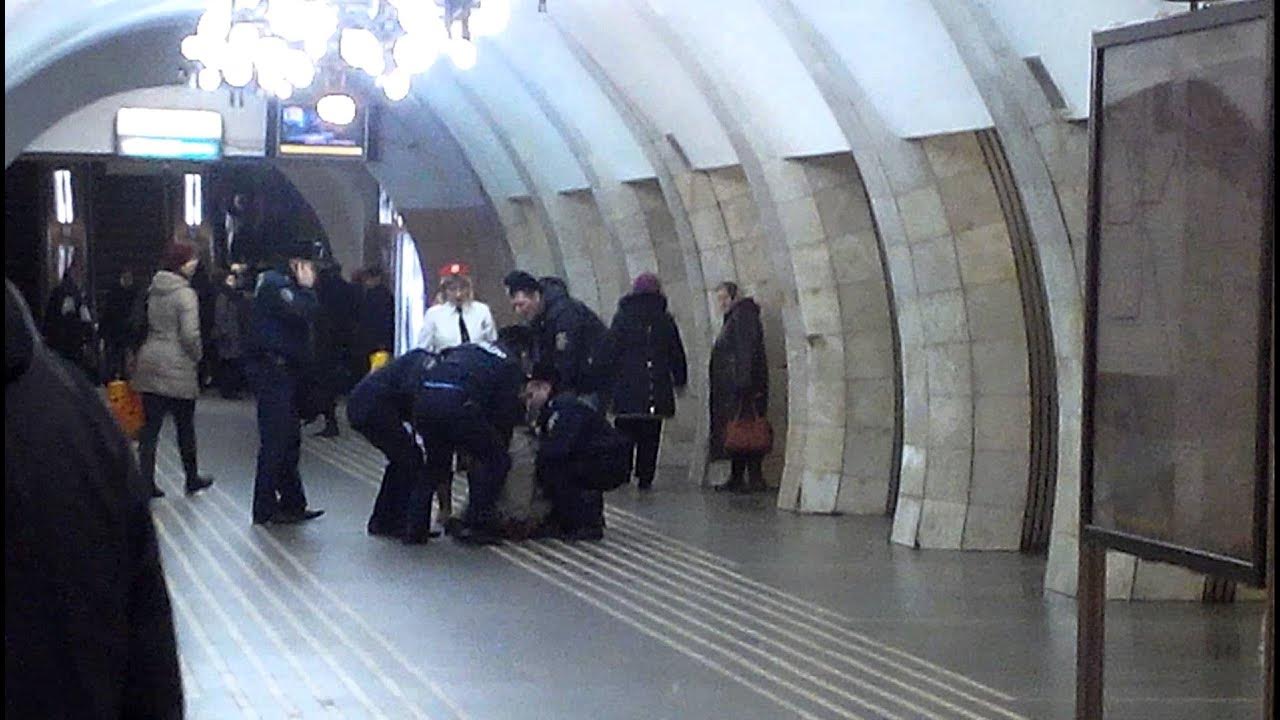 Люди на станции метро. Полиция в метро москва. Пробрались в метро. Пробрались в метро. Полиция метрополитена спб.