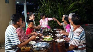 Download Lagu Mommy Sreypov: Big family cook and have dinner together - Prepare delicious food for family dinner MP3