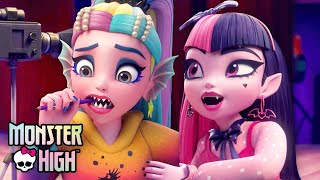 Draculaura Steals the Show From Lagoona! | Monster High