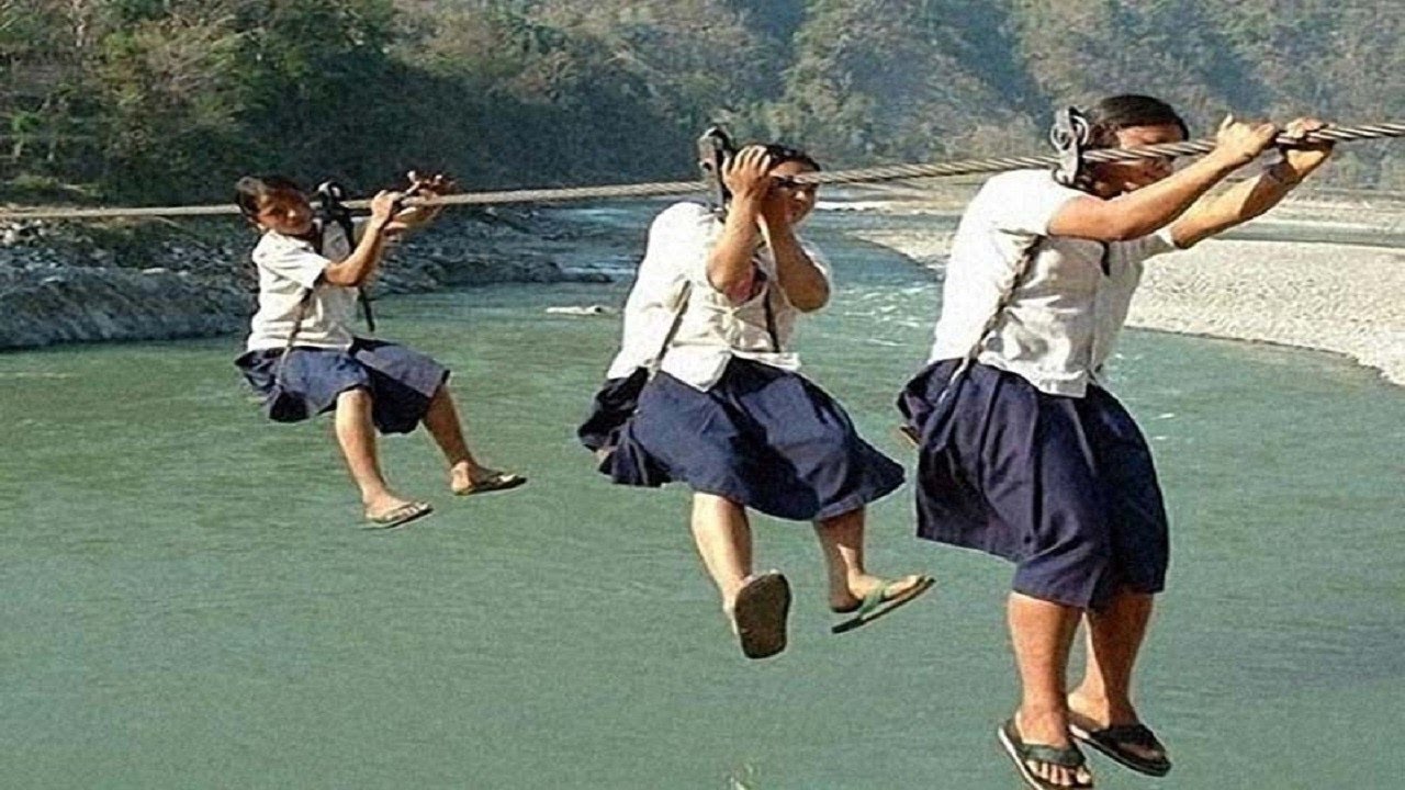 Dangerous way. Самая опасная дорога в школу. Nujiang River. Dangerous School Run across the River.