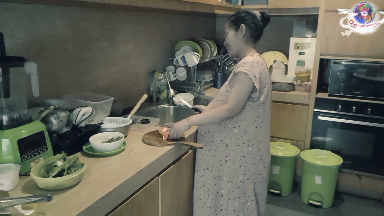 Bumil Cantik Lagi Goreng Tempe