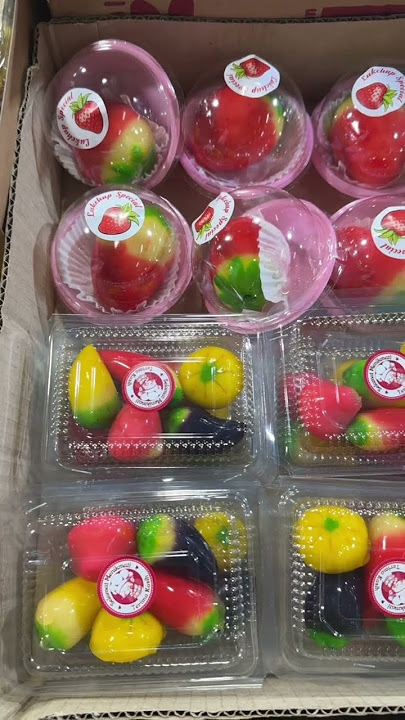 buy thai lukchup cake at the monday dawn market