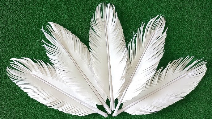 Diycon plumas doradas - Paperblog  Paper feathers, Diy paper, Feather  crafts