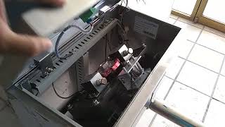 Instalación de torniquete extrecho con biométrico en la entrada y salida con botón para un GYM