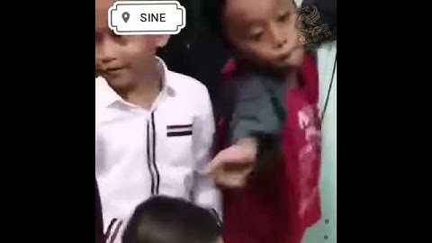 Bocah joget entah apa yang merasuki mu
