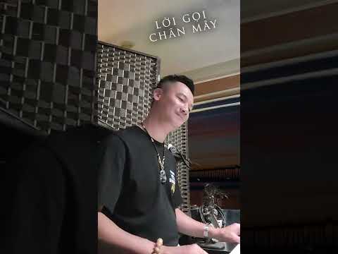 Video Đạo Diễn Quoc Vo Ngẫu Hứng Đệm Đàn Và Bè Cho Ca Sĩ... - YouTube