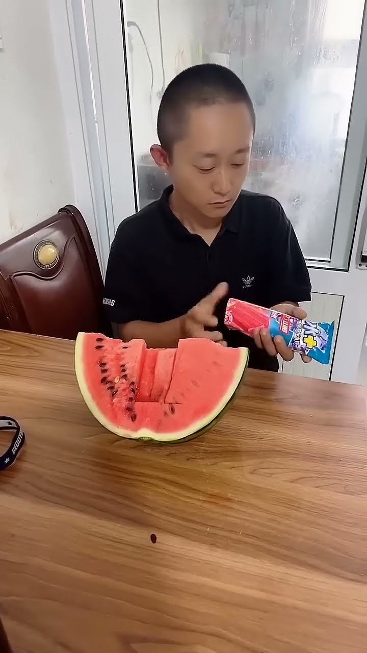 给儿子做西瓜冰淇淋，又被忽悠了！#Cute baby#Cute#呆萌小米宝#聪明宝宝#萌娃