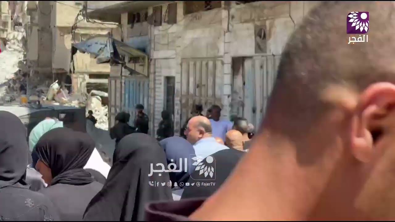 وفق اجراءات مشددة بدء توافد أهالي مخيم طولكرم  لنقل مقتنياتهم من منازلهم المهددة بالهدم.