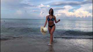 Ximena Cordoba - Deslumbrante En Bikini Por La Playa