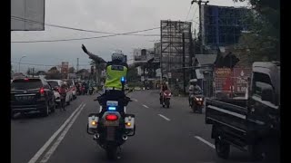 Polisi Lagi Beraksi dalam Pengawalan