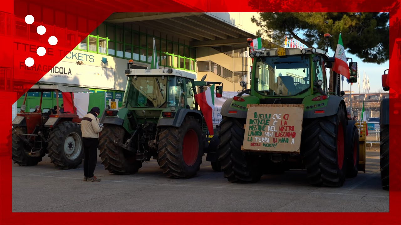 Protesta dei trattori nel giorno di apertura di Fieragricola a Verona