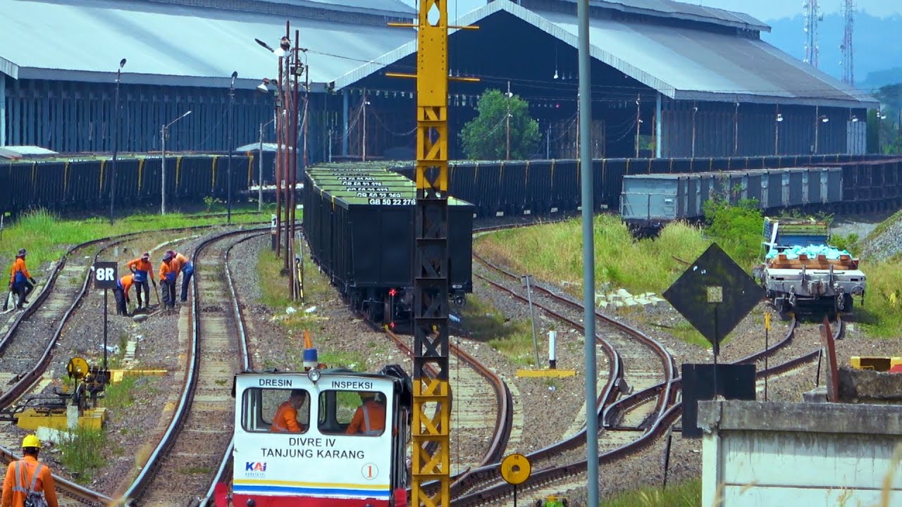 Perbaikan Rel Kereta Api Di Stasiun Rejosari.