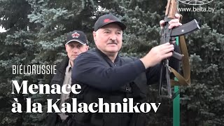 En Biélorussie, le président Alexandre Loukachenko menace ses opposants armé d'un fusil Kalachnik