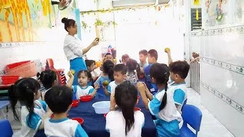 em bé thực hành kỹ năng | Bé tự bóc vỏ quýt khi ăn | Mầm Non Tư Thục Thiên King