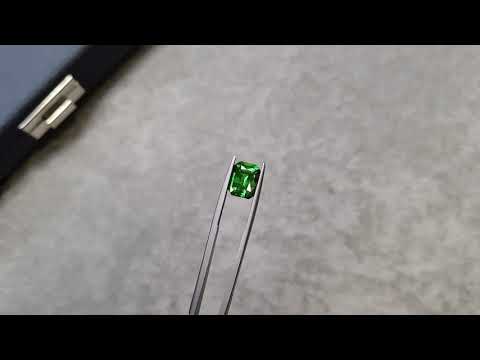 Large tsavorite garnet from Kenya, 4.31 ct Video  № 2