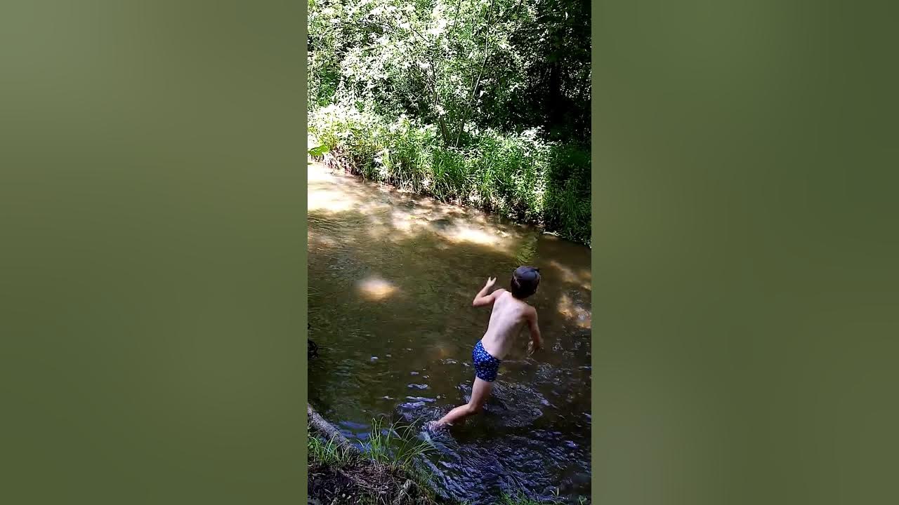 Парни купаются на речке. Мальчики купаются в реке. Девочки купаются в озере. Дети моются в реке. Дети купаются в реке.