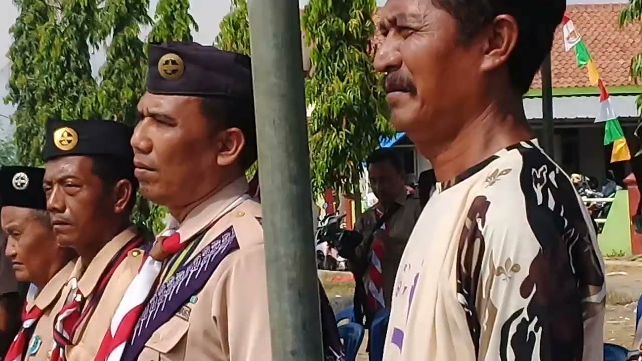 Upacara penutupan jambore ranting kuartir Ligung yang di laksanakan di lapang bola Desa Kertasari.