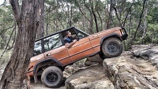 Twin Locked Land Rovers Battle @ Appin Classic Rangie vs Disco 1