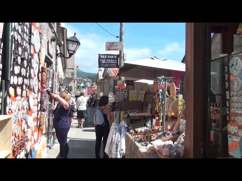 Combarro, hórreos, albariño, y comidas típicas de las Rias Baixas en Galicia Spain