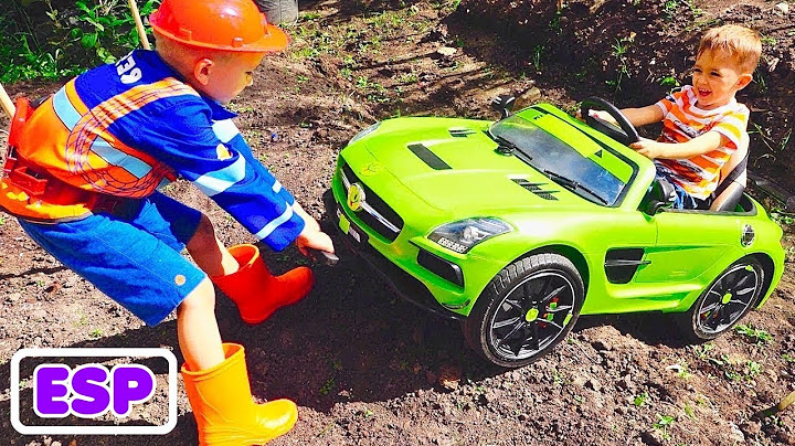 Nikita se quedó atascado en el barro en un coche de bebé