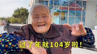 上海103岁老寿星，看看她每天都在家干嘛