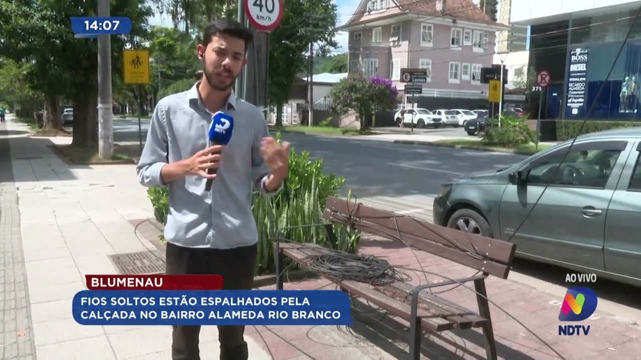 Fios soltos estão espalhados pela calçada no bairro Alameda Rio Branco