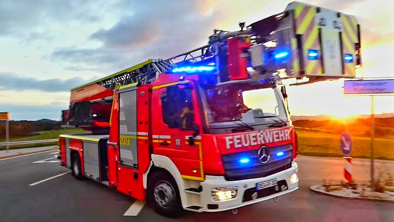 [Großübung in Hunding] Zahlreiche Feuerwehrfahrzeuge aus dem Landkreis Deggendorf auf Einsatzfahrt