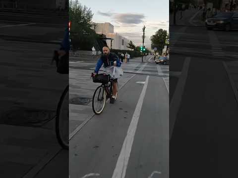 Джентельмены на велосипедах 🚴♂️ 🚴 🚴♂️ ! Всё своё вожу с собой особенно любимую люстру💡 😂😂😂