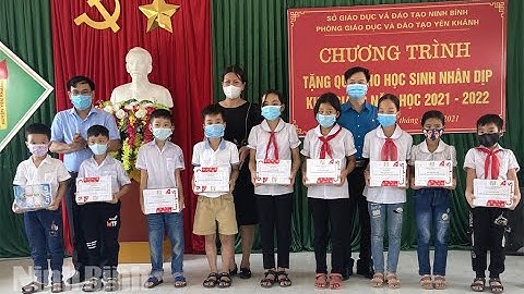 Tặng quà cho học sinh có hoàn cảnh khó khăn nhân dịp khai giảng năm học mới 2021-2022