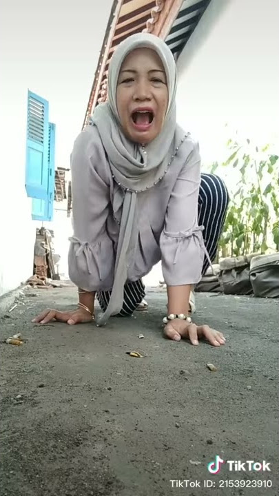 Emak Emak tik tok viral mundur alon alon
