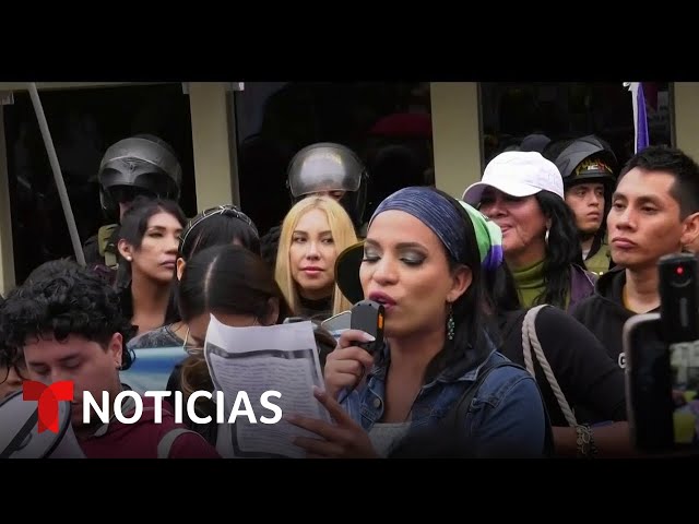 Activistas LGBTQ+ y en favor de la diversidad sexual se plantan ante un ministerio en Lima, Perú