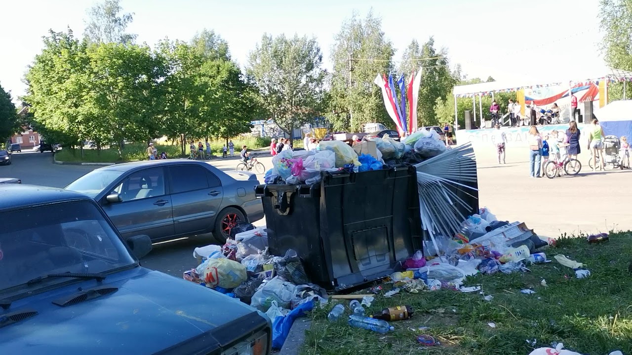 Ютуб мусорок. Макаревич в мусорке. Лексус в мусоре.